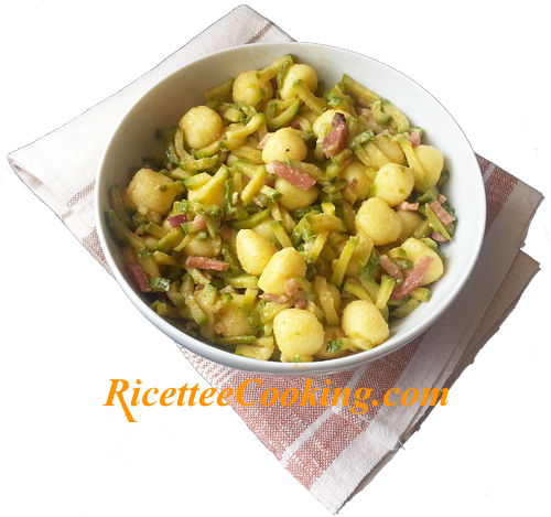 Gnocchi di patate con zucchine e pancetta